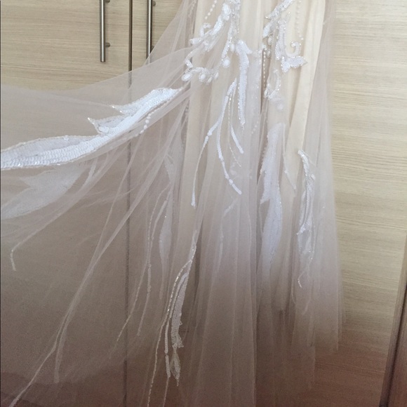 SOLD——Beautiful white gown/dress - Picture 7 of 7