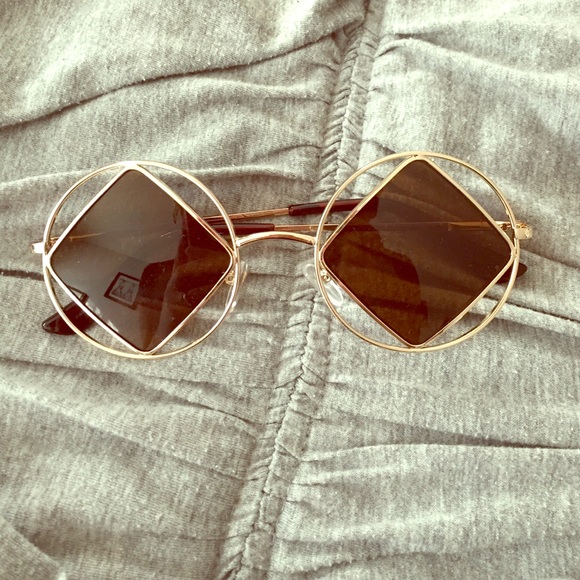 Diamond lens sunglasses golden