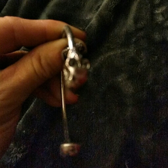 Bangle with skulls on top - Picture 2 of 3
