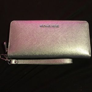 NWOT Medium Michael kors jet set wallet!!