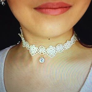 Cream Flower Choker with Pendant : OGMISSLUB