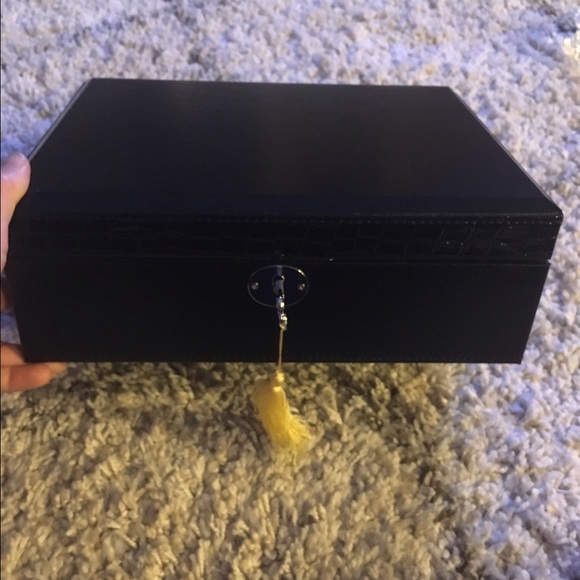 Jewelry box