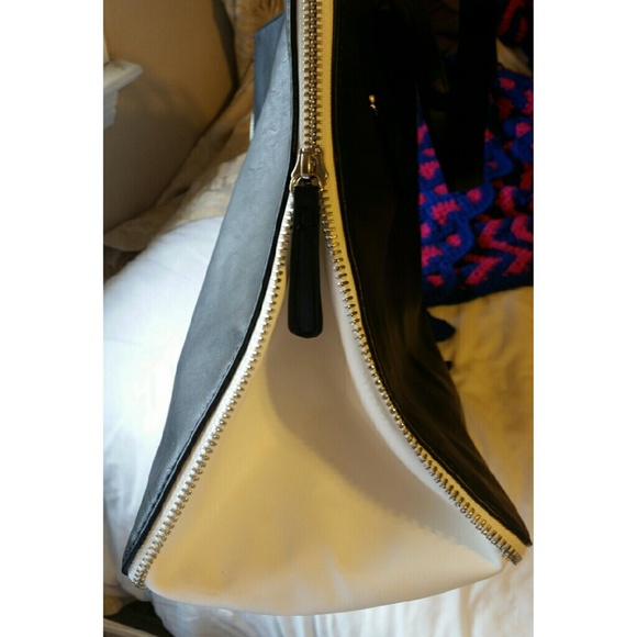 Adjustable faux leather tote - Picture 4 of 4