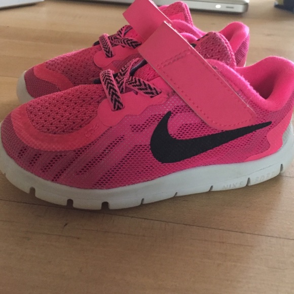 Nike free toddler girl size 7. Gently worn !