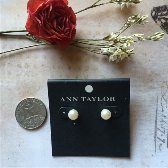 NWT Ann Taylor Small Glass Pearl Ear Stud