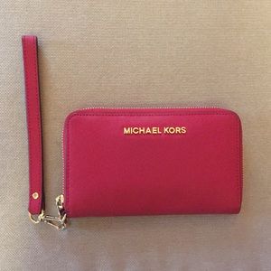Michael Kors Jet Set Go Multifunction Phone Wallet