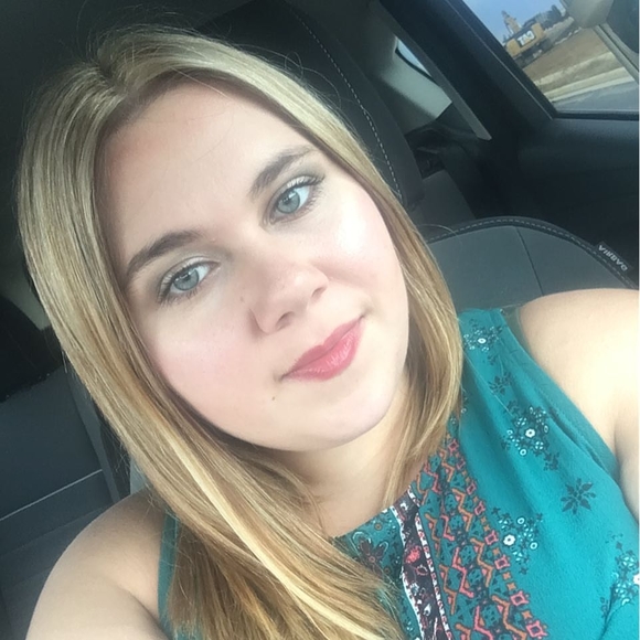 Meet your Posher, Nicole - Picture 1 of 1