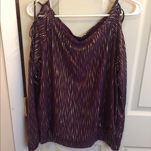 Blouse with crisscrossing open arms