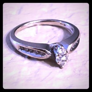 14 karat white gold diamond ring