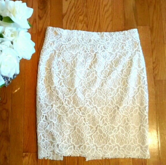 Eva Mendes Cream and white lace skirt