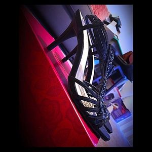 ⚫️ BLK STRAPPY HEELS w/ RHINESTONE EMBELLISHMENT⚫️