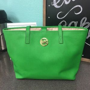 Gorgeous kelly green Michaels Kors tote! 💚