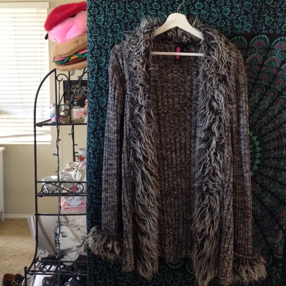 Vintage 90s say what!? Long furry trim sweater