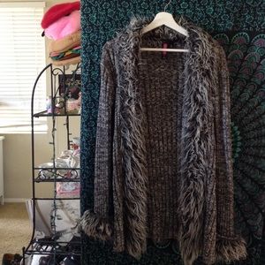 Vintage 90s say what!? Long furry trim sweater