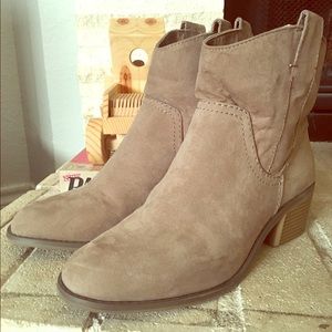 *SALE* 👢👢Taupe booties👢👢