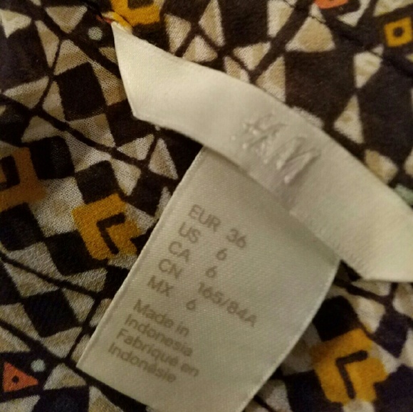 Sleeveless Blouse - Picture 2 of 3