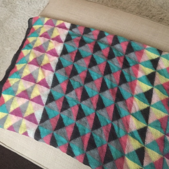 Geometric pattern Wool scarf - Picture 4 of 8
