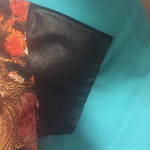 Graphic tee❤️❤️ - Picture 2 of 4