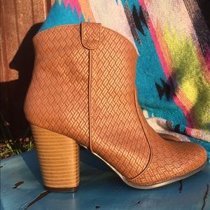 Final price!! NWOT Women's Qupid Booties-brown