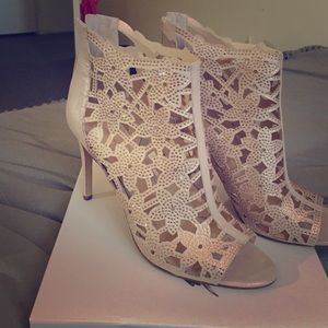 NEVER BEEN WORN Jessica Simpson Jeweled high heel