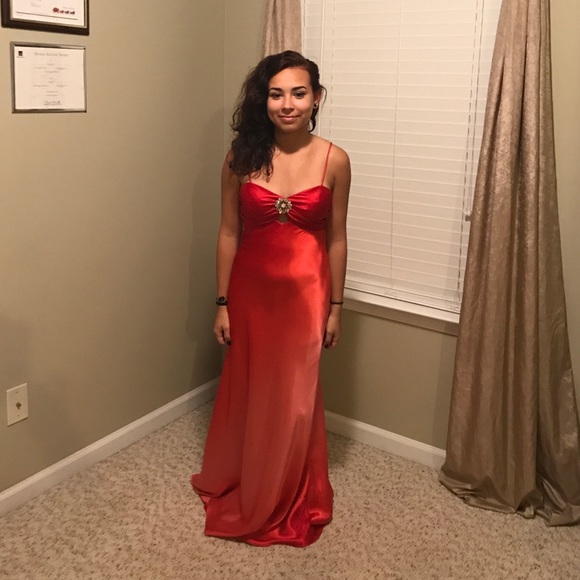 Red evening gown - Picture 1 of 4