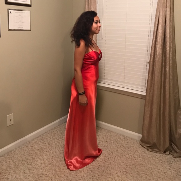 Red evening gown - Picture 3 of 4