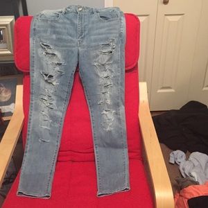 Distressed hi-rise jeans