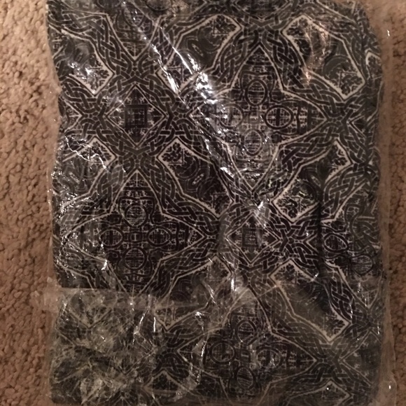 Lularoe black pattern OS leggings!