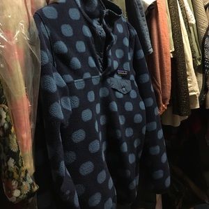 Blue polkadot Patagonia pullover
