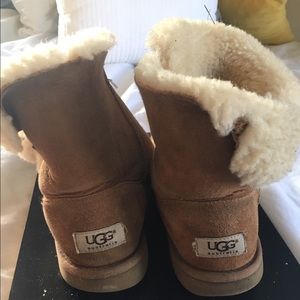 Classic Bailey button chestnut uggs