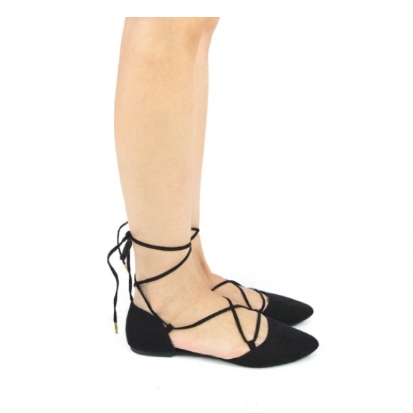 ✨1 left!!!✨ NWT. Black lace up flats - Picture 2 of 8
