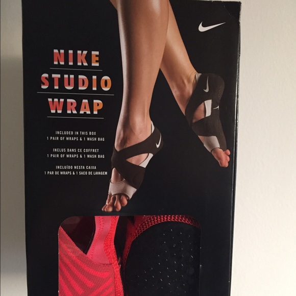 Nike Studio Wrap Brand New w Box size Small