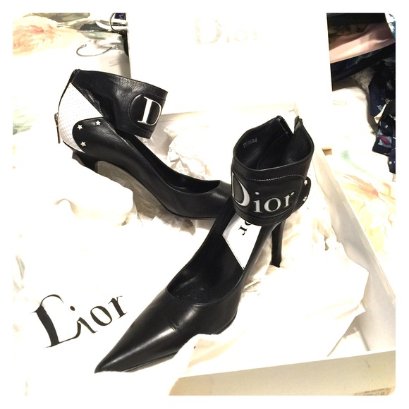 Dior pumps is black and white