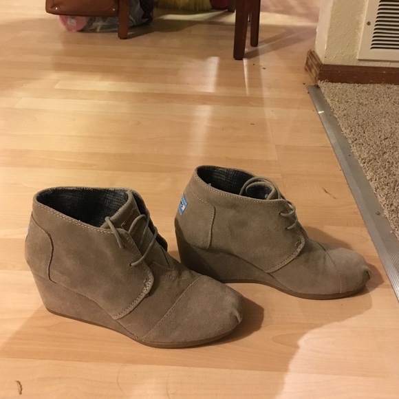Brand new 7.5 TOMS booties