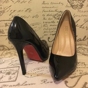 Black heels with red bottom sole 👠