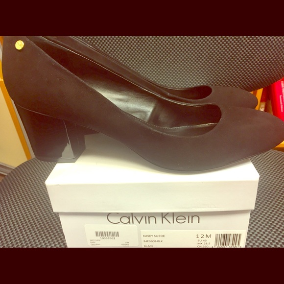 Black suede women's size 12M Calvin Klein pumps