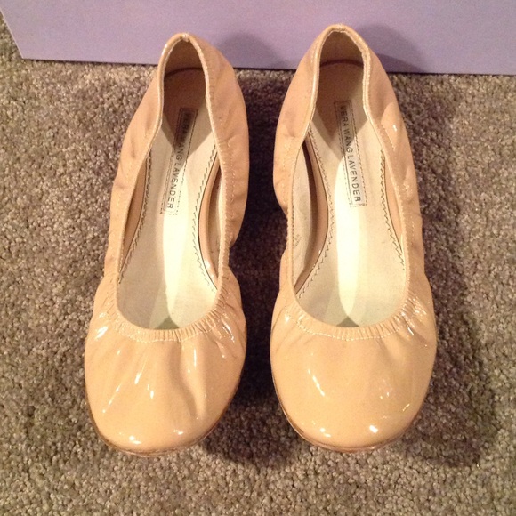 Vera Wang Nude Patent Flats Sz 6 - Picture 2 of 4