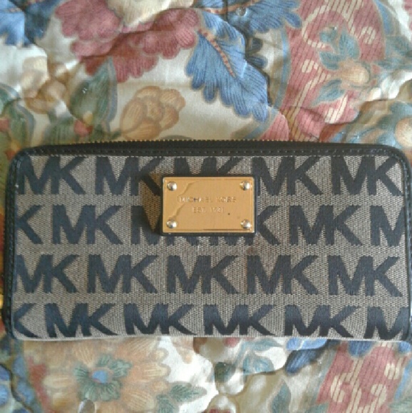 Michael Kors Wallet - Picture 1 of 2