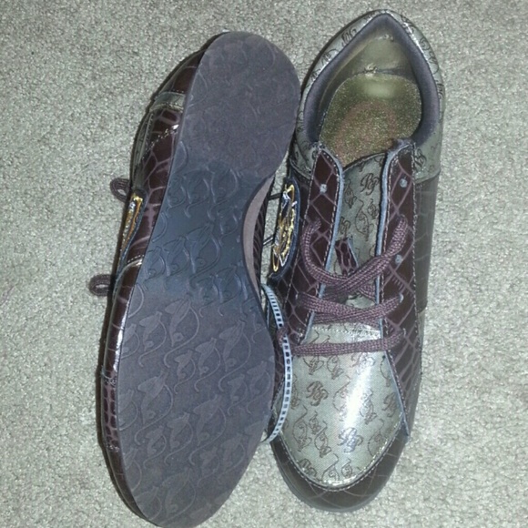 Shoes - Picture 2 of 4