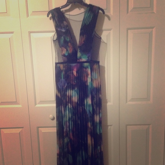 BEBE PRINT PLEATED DEEP V GOWN