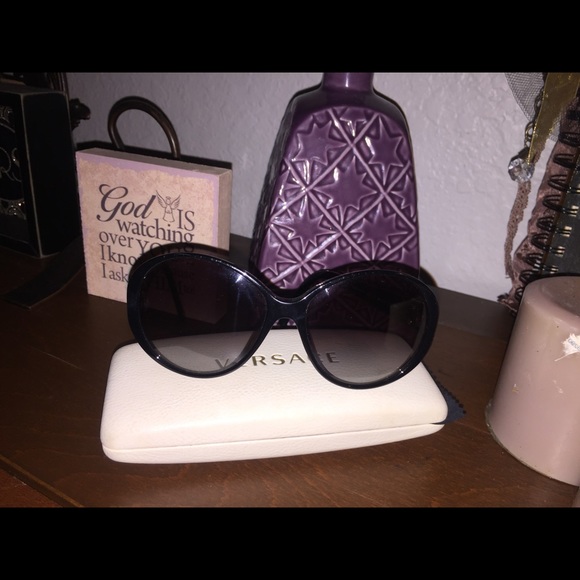 Versace Sunglasses 😎 *Authentic* - Picture 2 of 4