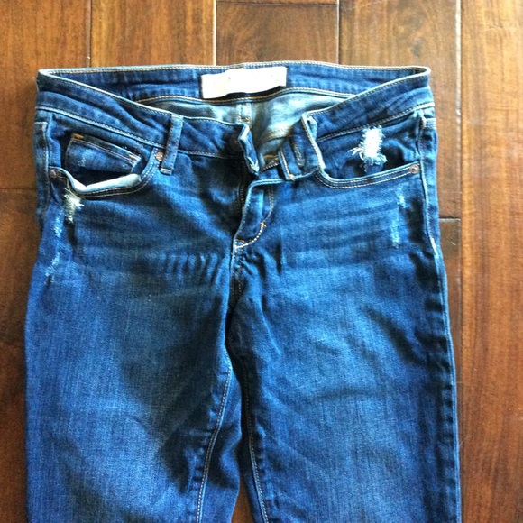 Super cute distressed A&F skinny jean