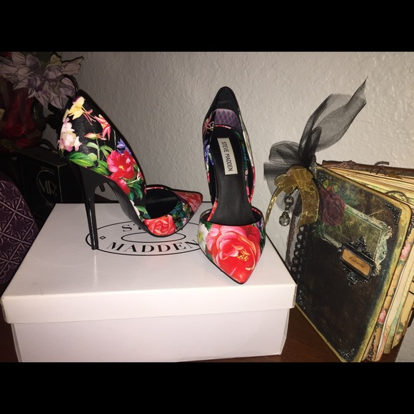 Steve Madden Floral Pump - Picture 2 of 3