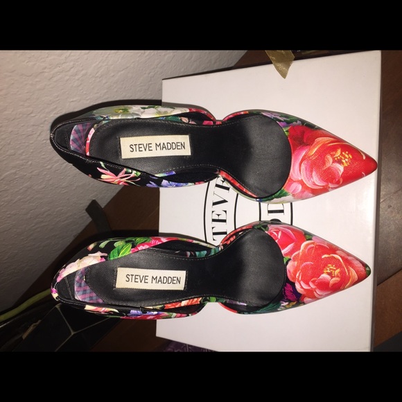 Steve Madden Floral Pump - Picture 3 of 3