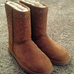 UGG Australia Short Flora Perf boots