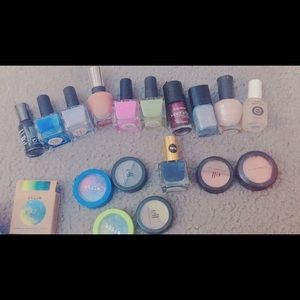 Eye shadows/ nail polish
