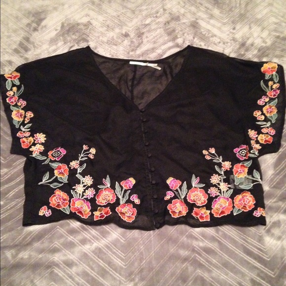 Kimchi & Blue embroidered accent top