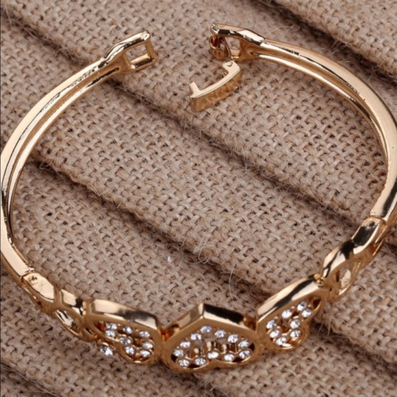 Heart Carve Crystal Charming Bangle Bracelet - Picture 3 of 4