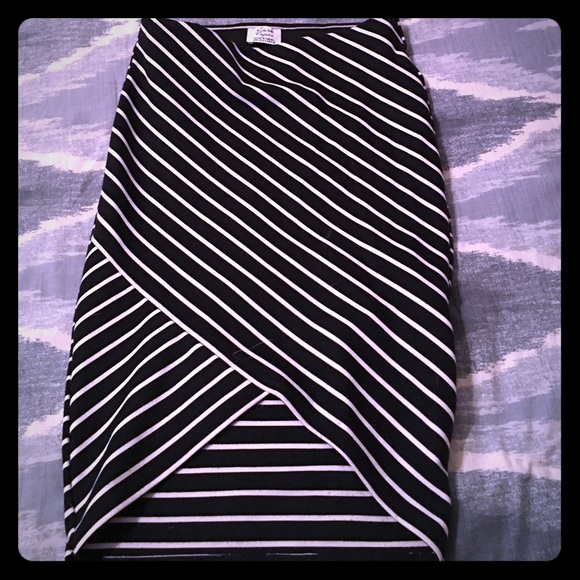 Zara white and black above knee skirt