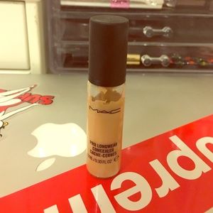 Mac Longwear concealer，NC20